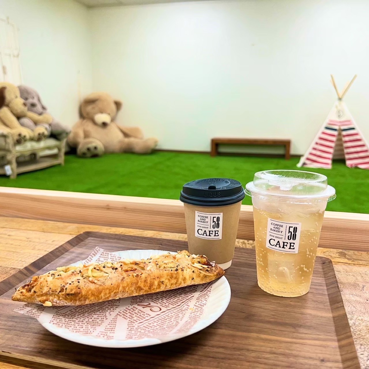 58LOHAS CLUB カフェ併設の室内ドッグラン